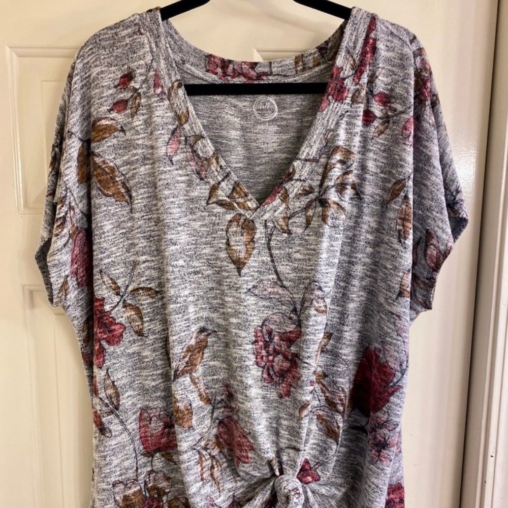 COPY - Maurices Grey Floral Soft 24/7 T-Shirt Sz 2